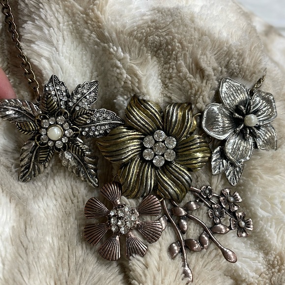 Necklace~crystals pearls rustic metal - Picture 3 of 8